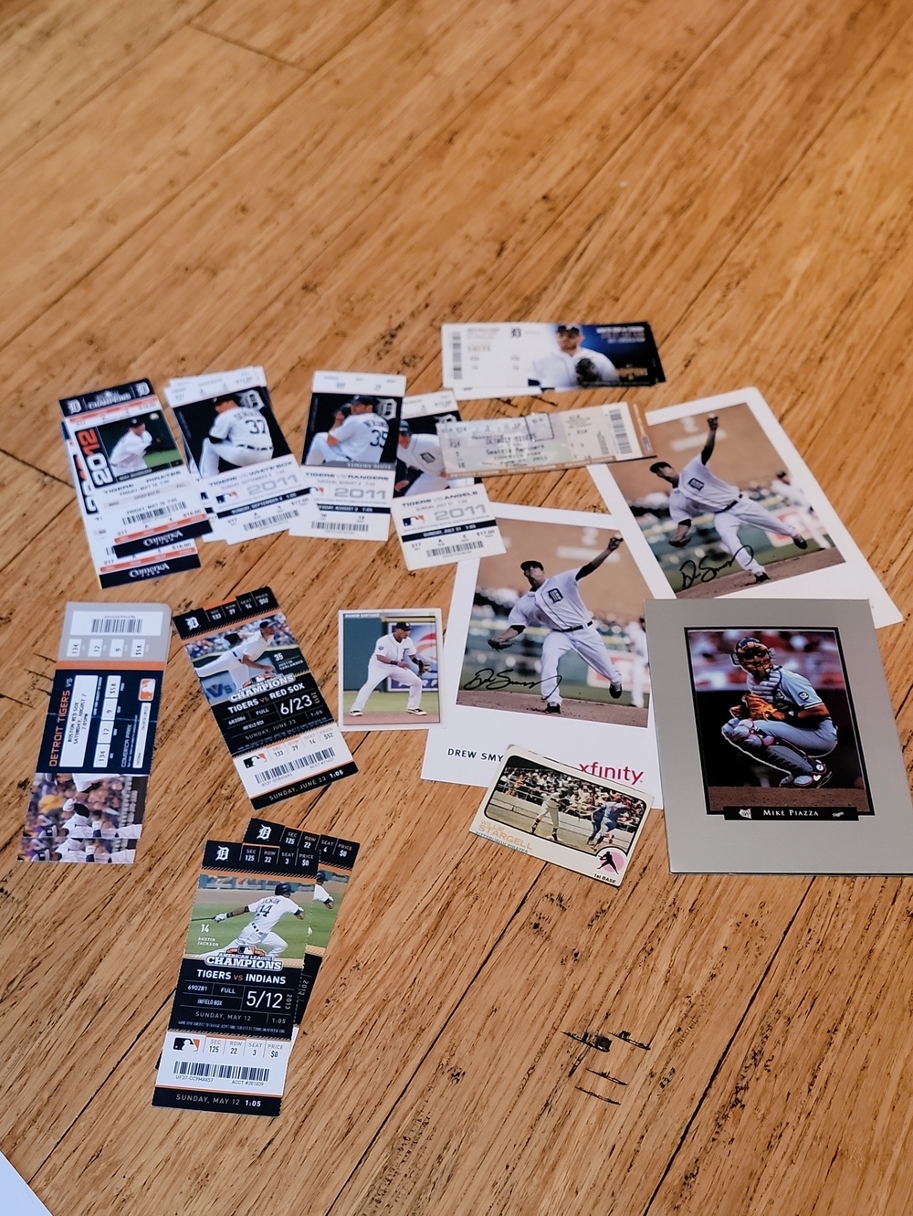 Detroit Tigers Baseball Memorabilia Assortment - White